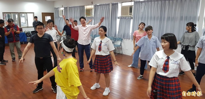 Holyland Game Party基隆市巡迴賽,將於7月20、21日在基隆市立文化廣場登場,基隆市長林右昌今日先在私立光隆家商與學生一起體驗「Just Dance」電玩遊戲;圖為在舞蹈老師帶領下,林右昌與市府同仁一起練舞功。(記者俞肇福攝) Holyland Game Party基隆市巡迴賽,將於7月20、21日在基隆市立文化廣場登場,基隆市長林右昌今日先在私立光隆家商與學生一起體驗「Just Dance」電玩遊戲;圖為在舞蹈老師帶領下,林右昌與市府同仁一起練舞功。(記者俞肇福攝)