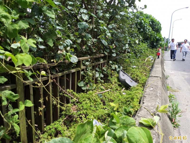新竹縣濱海自行車道在台15線沿線設置的架空木棧道，早已殘破不堪。（記者廖雪茹攝）