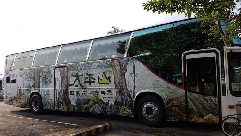 太平山平日專車彩繪檜木森林，宛如太平山移動的風景。（記者江志雄翻攝）