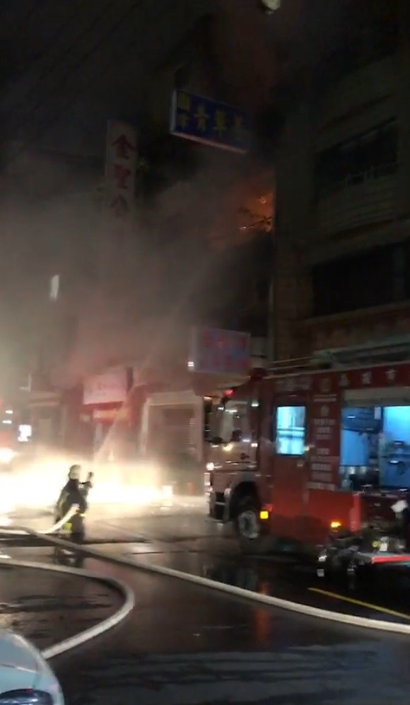 三民區鼎山街青草茶店今晚傳火警，火光及濃煙不斷竄出。（記者方志賢翻攝）