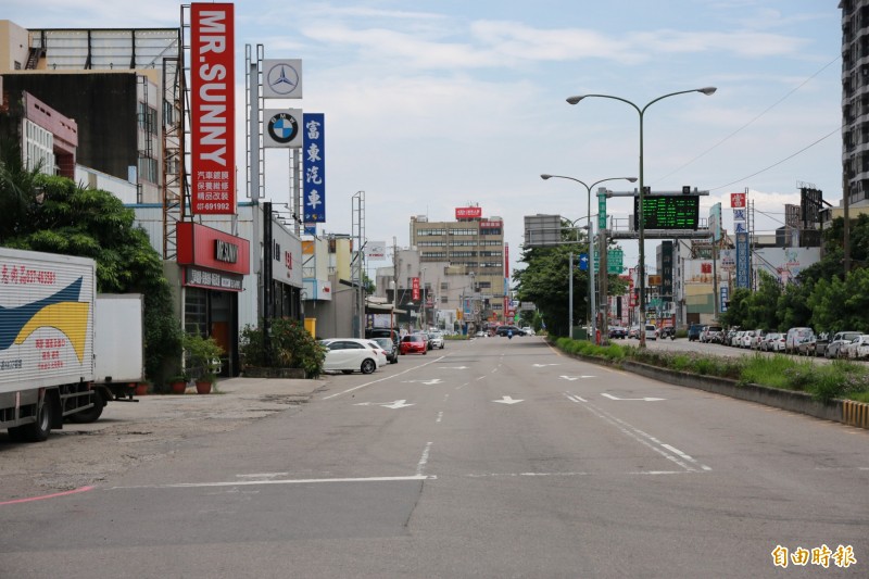 公路總局規劃於頭份交流道中華路北側拓寬1至2個車道，紓解北上車潮。（記者鄭名翔攝）