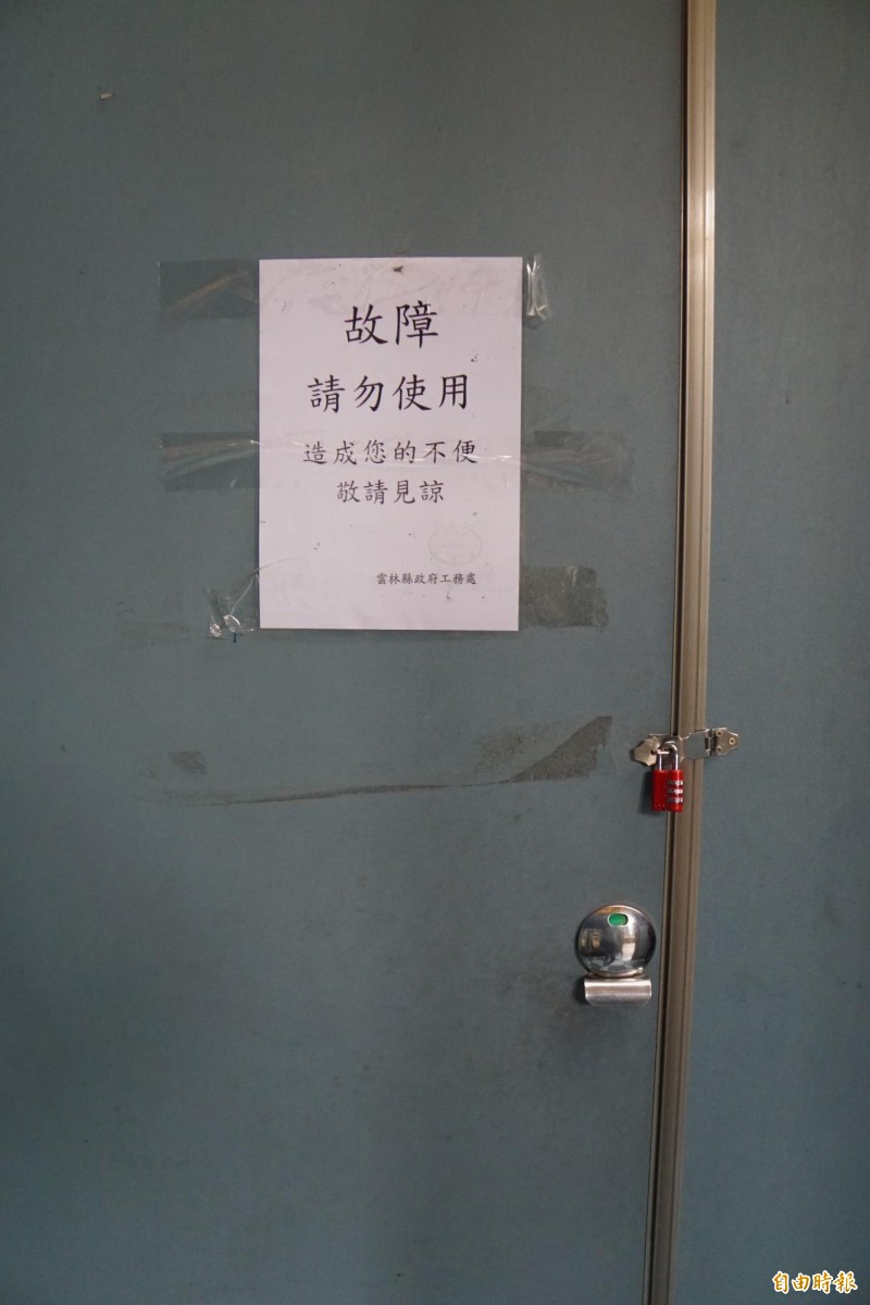13間廁所有4間不能用。（記者詹士弘攝）