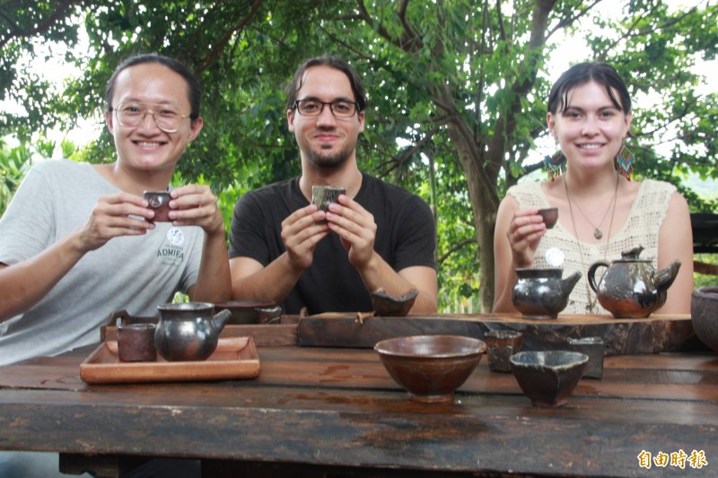 國際志工一同品茗在地好茶。（記者許倬勛攝）