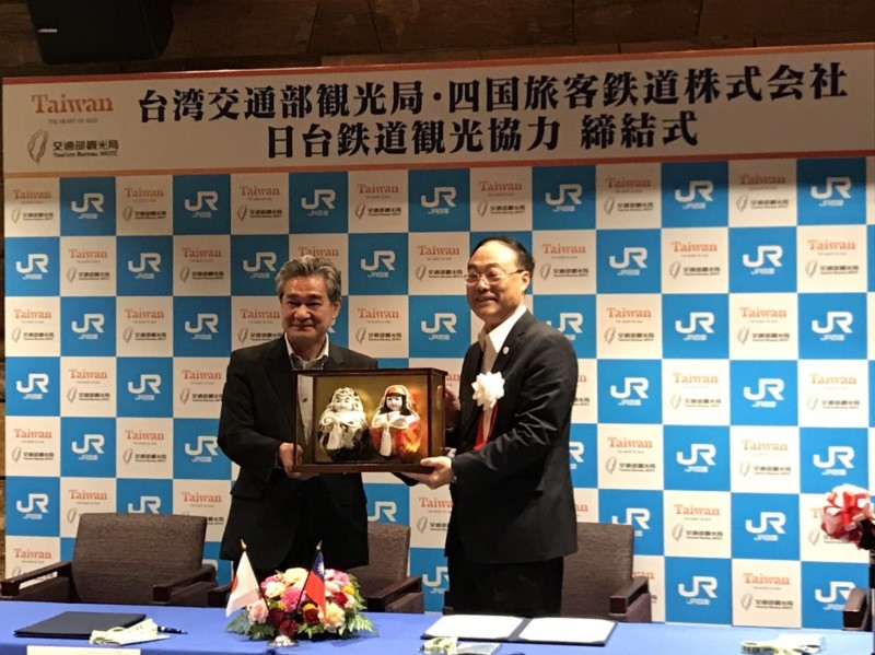 觀光局長周永暉(右)與JR四國旅客鐵道會社社長半井真司(左),今天在交通部黃玉霖政務次長與愛媛縣中村時廣知事共同見證下,共同簽署台日鐵道觀光合作備忘錄。(記者蕭玗欣翻攝)