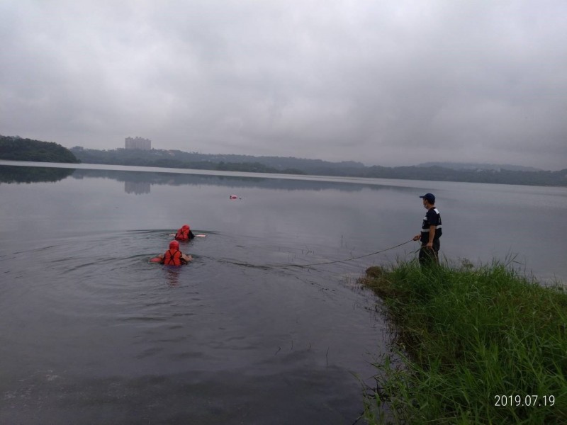 54æ­²ç·å­ä»ä¸åçä¼¼å°ä»ç¾©æ½­æ°´åº«æé­ï¼å»ç¡åæ¸¸åå²¸éæ±å©åç¾©ç¸£æ¶é²å±ææ´ãï¼è¨èçåå¬¿ç¿»æï¼