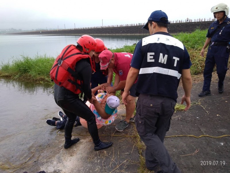 ææäººå¡å°ç·å­ææ´ä¸å²¸ï¼ç·å­æè­æ¸æ¥ï¼å·²éé«ææ²»ãï¼è¨èçåå¬¿ç¿»æï¼