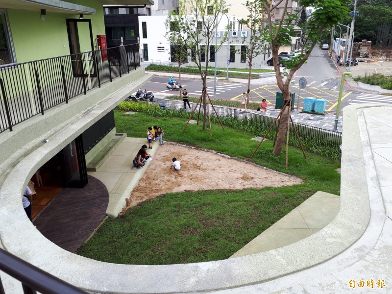 關埔國小以沒有死角的校園為特色，成為竹市都市中的森林小學。（記者洪美秀攝）