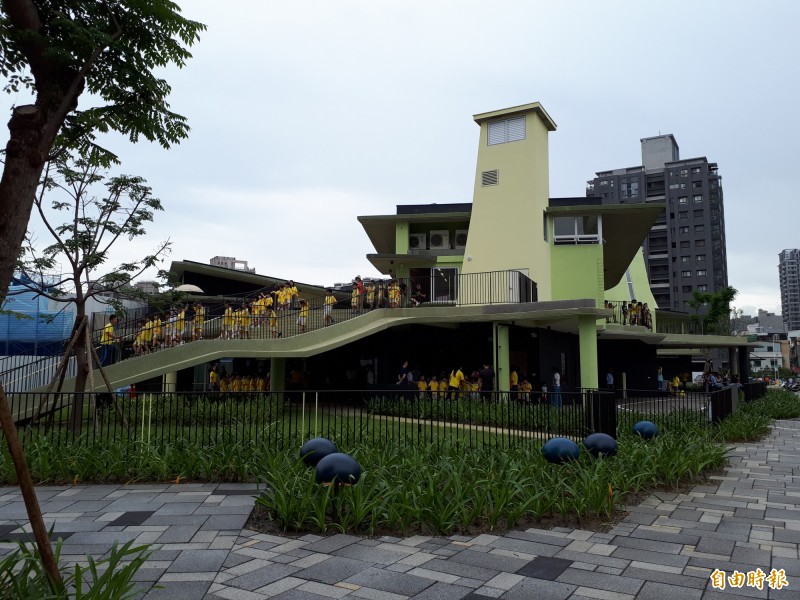 新竹市關埔國小獲今年國家卓越建設獎最佳施工品質類金質獎，學校以沒有死角的校園為特色，成為竹市都市中的森林小學。（記者洪美秀攝）
