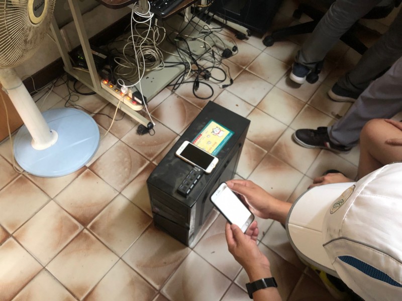 警方查扣電腦、行動電話等贓證物。（記者邱俊福翻攝）