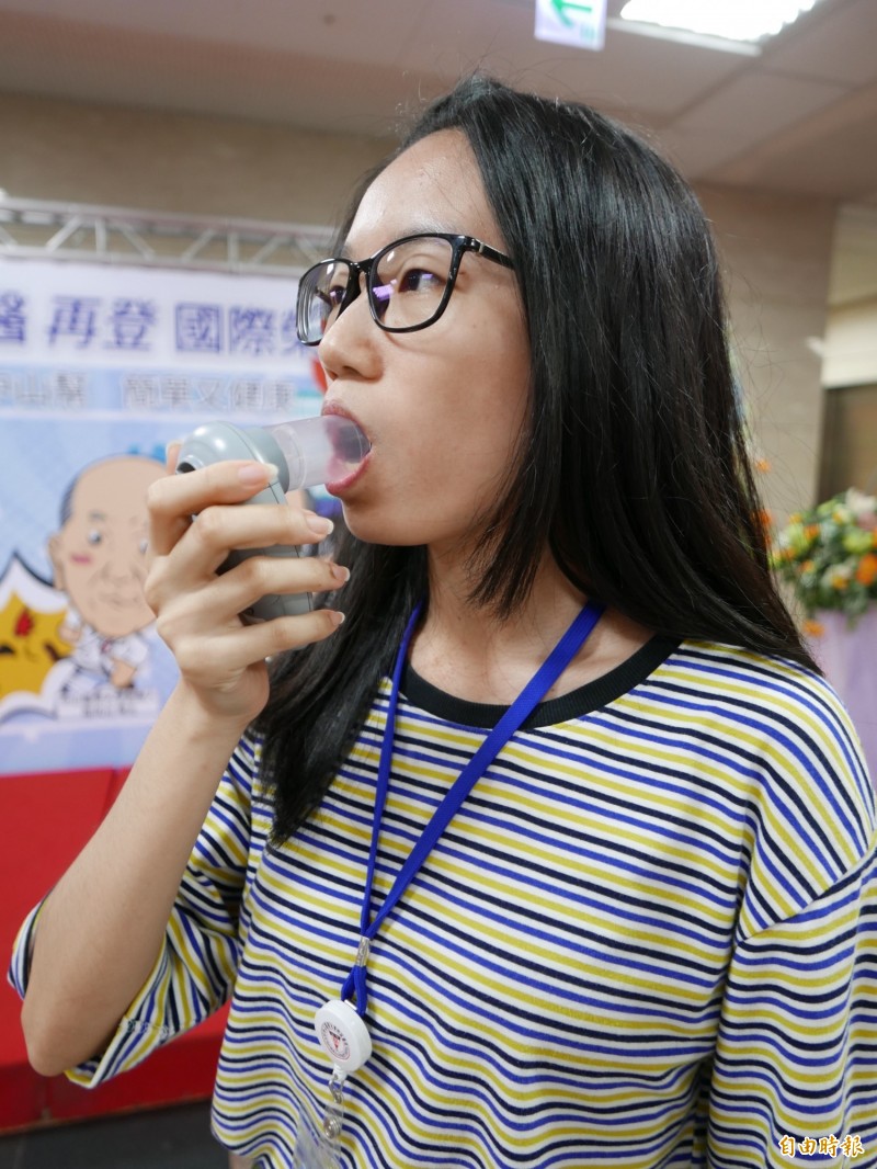 吸菸會嚴重傷害肺功能，吸菸者做肺齡檢測會比實際年齡老化，情境照，圖中人物與本文無關。（記者蔡淑媛攝）