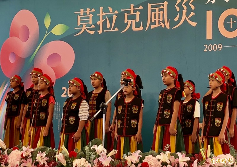 瑪家鄉佳義國小學生演唱傳統歌謠。（記者羅欣貞攝）