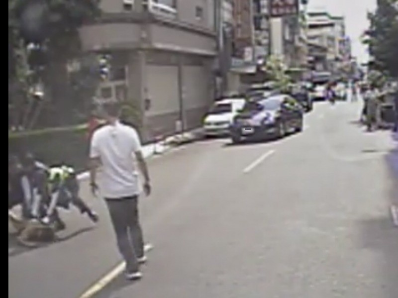 警方與路人聯手制伏孫男。（記者許國楨翻攝）