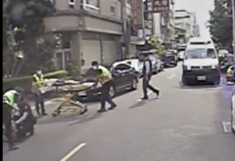 救護人員救護被打到昏厥在地的孫男老父。（記者許國楨翻攝）