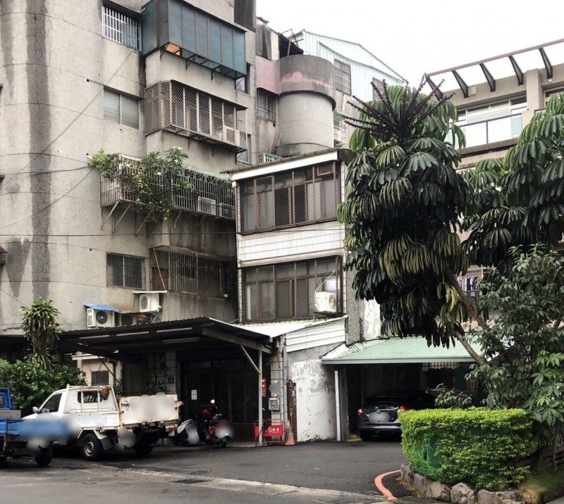 孫男在圖中透天厝前的空地攻擊老父。（記者許國楨翻攝）