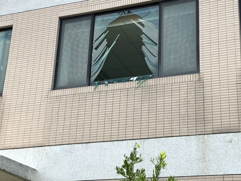 彰化縣二水鄉一家環保材料科技工廠午間傳出氣爆，工廠窗戶被炸出大洞。（記者陳冠備翻攝）
