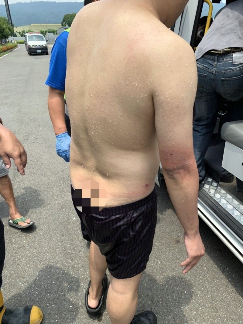 工廠傳出氣爆，2名員工遭灼傷，消防隊到場對其灑水降溫。（記者陳冠備翻攝）