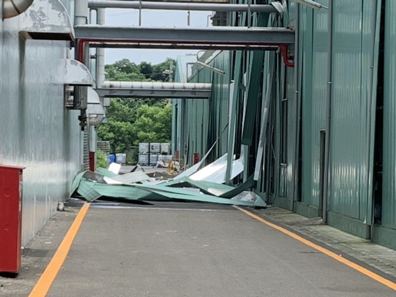 二水一間環保科技工廠傳出氣爆，鐵皮外牆遭炸飛。（記者陳冠備翻攝）