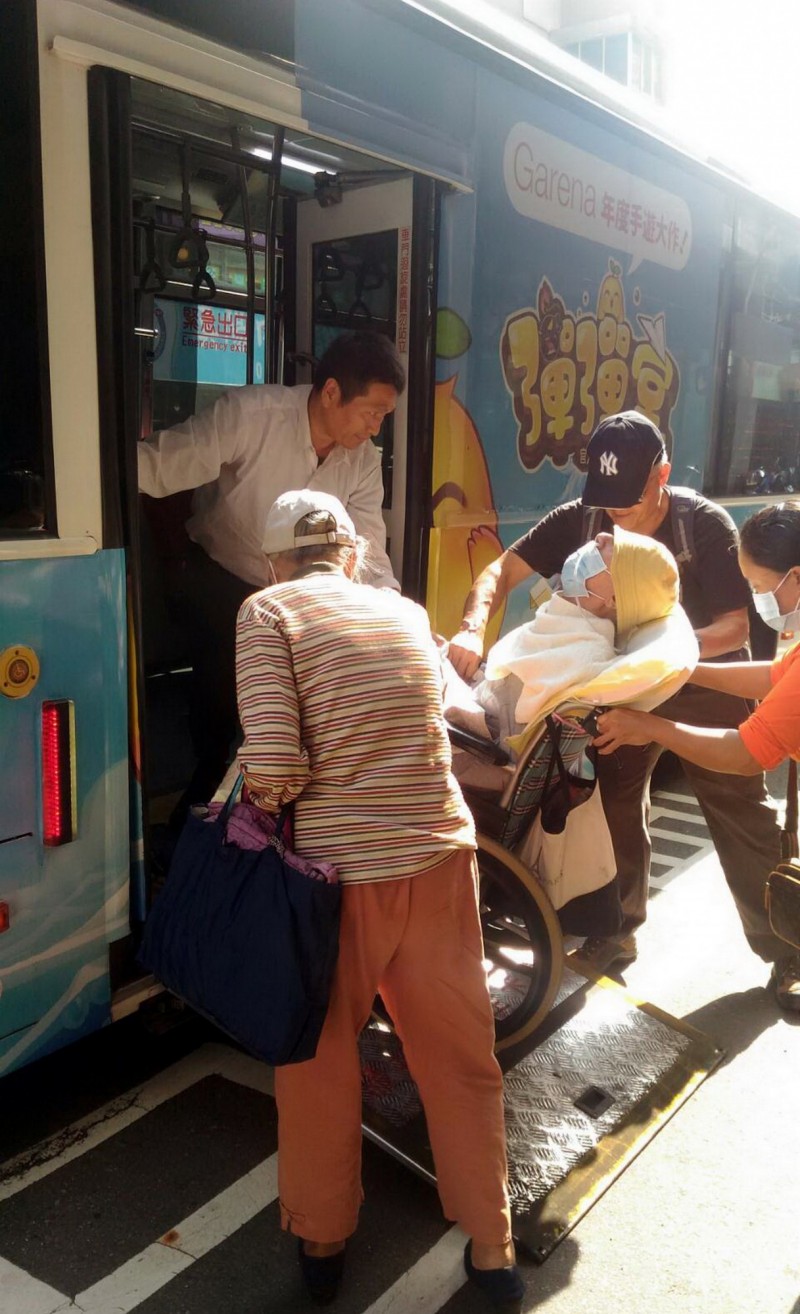 低地板公車方便輪椅上下車。(台中市政府提供) 低地板公車方便輪椅上下車。(台中市政府提供)