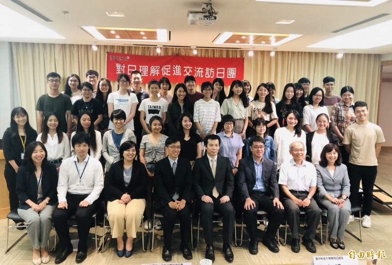33名台灣學生應日本政府邀請，下週將赴日本愛媛縣與德島縣參訪，實地了解日本推動地方創生政策的情形。（記者呂伊萱攝）