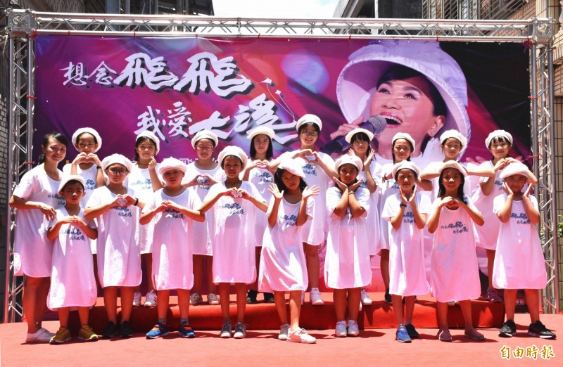 鳳飛飛母校大溪國小學妹、學弟,受邀鳳飛飛系列紀念活動進行開幕表演。(記者李容萍攝) 鳳飛飛母校大溪國小學妹、學弟,受邀鳳飛飛系列紀念活動進行開幕表演。(記者李容萍攝)