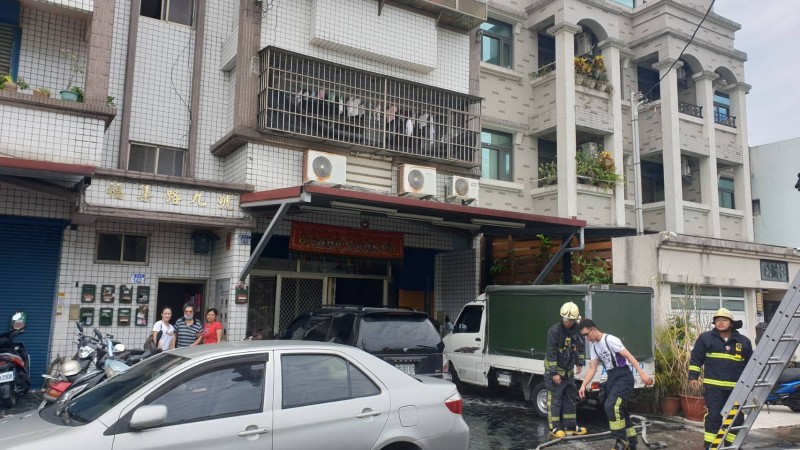花蓮市南京街一處民宅今晨起火，濃煙自2樓不斷竄出，還好住警器提前偵測發出預警，屋主一家3口聽見後緊急躲進陽台獲救。（記者王峻祺翻攝）