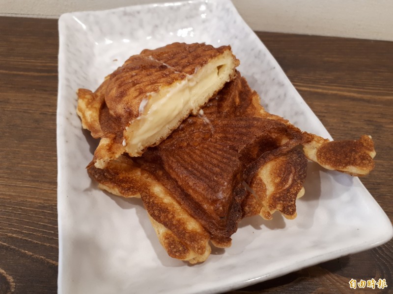 用手工攪拌的卡士達醬口味鯛魚燒，可以吃到Q嫩的卡士達味道，滑嫩的口感，讓人回味無窮。（記者洪美秀攝）