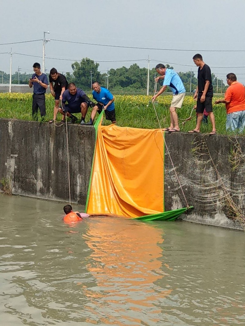 æ±å±±æ¶é²åé仿¥ä¸åè¦ååå大å³é²æººæ¼ç·´ï¼çµæççç²å ±å¤§å³æäººè½æ°´ï¼è¦ã義æ¶ç«å³è½å¾å ±æ¡å°é»ï¼æèµ·1å
·æµ®å±ï¼æ»å ä»å¾
é²ä¸æ¥èª¿æ¥ãï¼è¨è
çæ¶µå¹³ç¿»æï¼