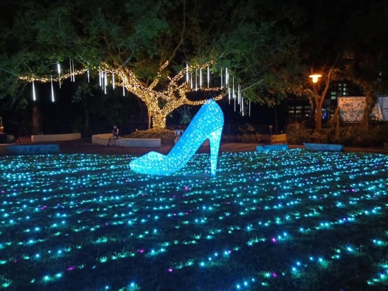 彰化市天空步道變身為幸福鵲橋,點亮彰化夜空。(取自林世賢臉書)