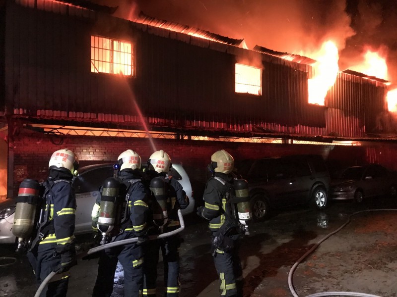 北市南港成福路深夜大火,燒毀百坪建築及17輛汽機車。(記者姚岳宏翻攝) 北市南港成福路深夜大火,燒毀百坪建築及17輛汽機車。(記者姚岳宏翻攝)