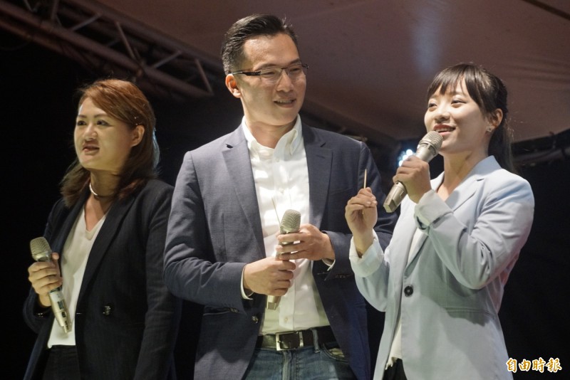 「白眼女神」黃捷等高雄市議員現身力挺。(記者黃佳琳攝) 「白眼女神」黃捷等高雄市議員現身力挺。(記者黃佳琳攝)