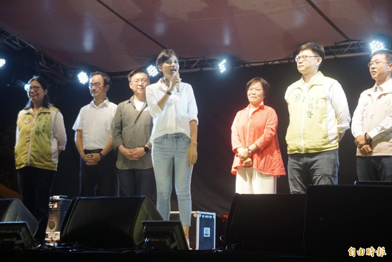 高雄在地7位民進黨籍立委到晚會支持陳柏惟。(記者黃佳琳攝) 高雄在地7位民進黨籍立委到晚會支持陳柏惟。(記者黃佳琳攝)