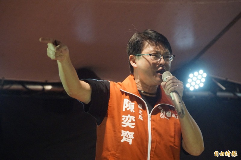 台灣基進黨主席陳奕齊致詞激動落淚,向高雄市民道歉去年沒擋下韓國瑜。(記者黃佳琳攝) 台灣基進黨主席陳奕齊致詞激動落淚,向高雄市民道歉去年沒擋下韓國瑜。(記者黃佳琳攝)