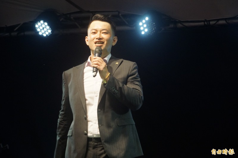 陳柏惟投入台中立委選戰,攜手朝「台上中下」的目標挺進。(記者黃佳琳攝) 陳柏惟投入台中立委選戰,攜手朝「台上中下」的目標挺進。(記者黃佳琳攝)