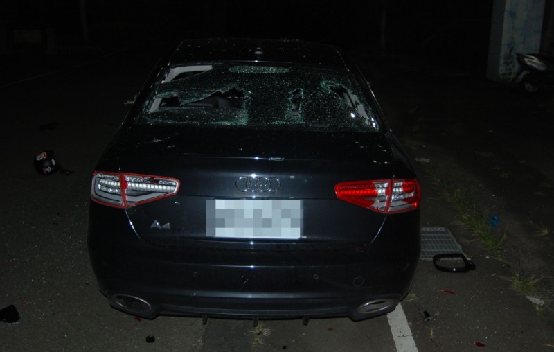 台中太平昨天深夜發生20多人鬥毆事件，現場1輛奧迪轎車後擋風玻璃幾乎遭砸爛。（記者陳建志翻攝）
