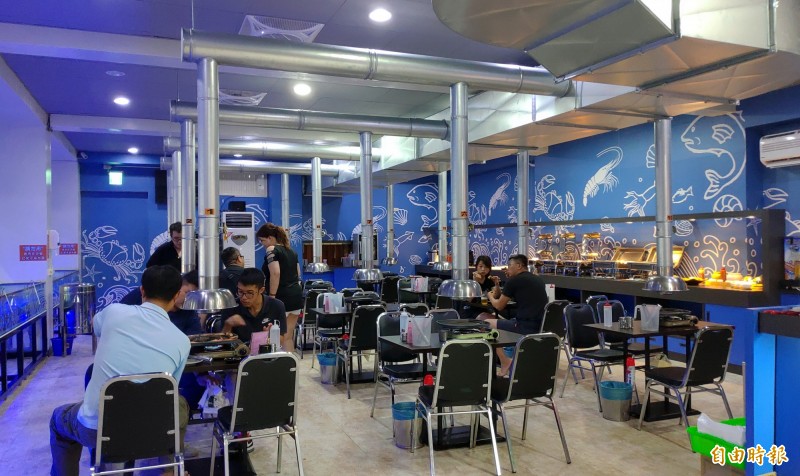 鑫全國水道蝦餐廳提供活蝦及百匯吃到飽。（記者張菁雅攝）