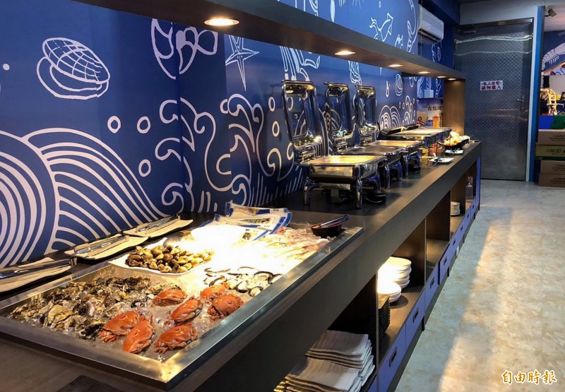 鑫全國水道蝦餐廳的百匯區有各式海鮮及熟食。（記者張菁雅攝）