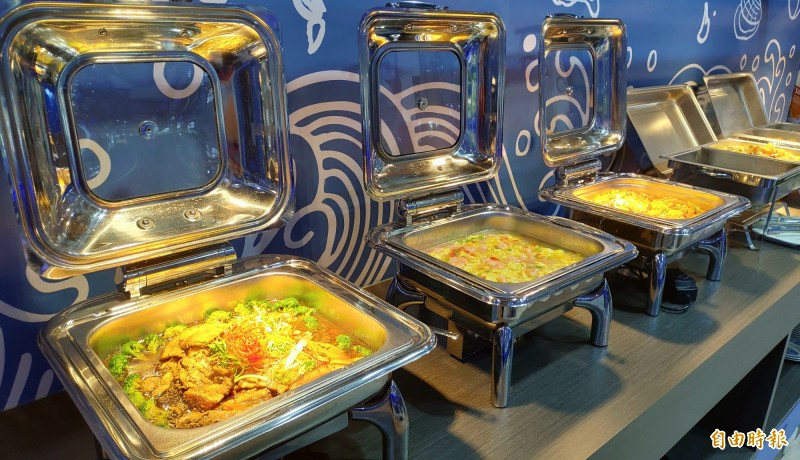 百匯區的熟食每天變化菜色。（記者張菁雅攝）