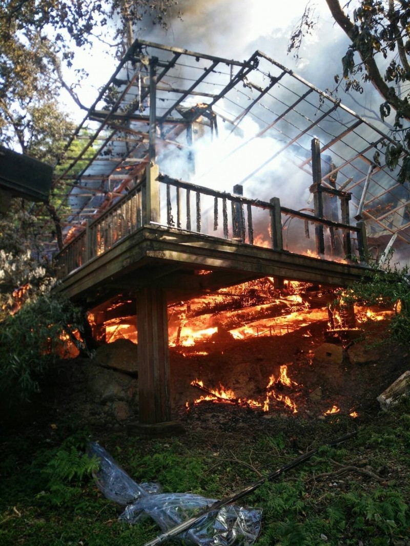 知名「優人神鼓」劇場木屋遭焚毀，起火原因待查。（記者姚岳宏翻攝）
