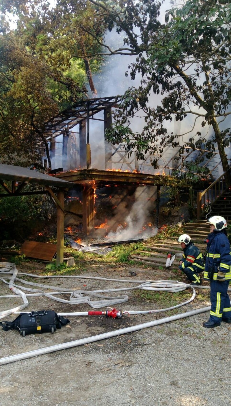 知名「優人神鼓」劇場木屋遭焚毀，起火原因待查。（記者姚岳宏翻攝）