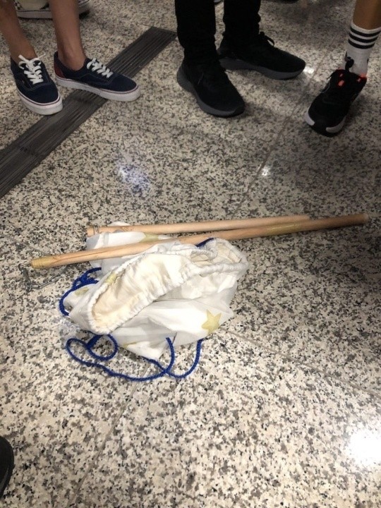 民眾從他隨身背包中搜出木棍。（翻攝自香港連登討論區）