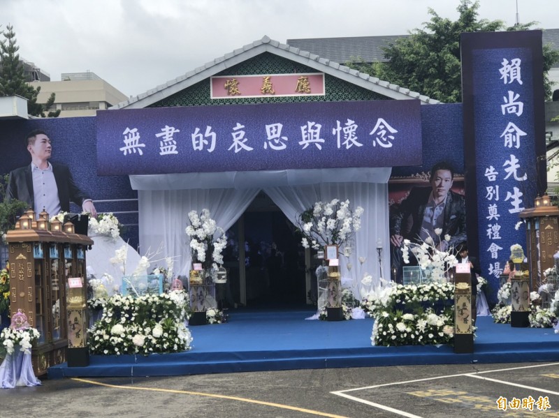 賴男今天在台中殯儀館舉辦告別式。（記者許國楨攝）