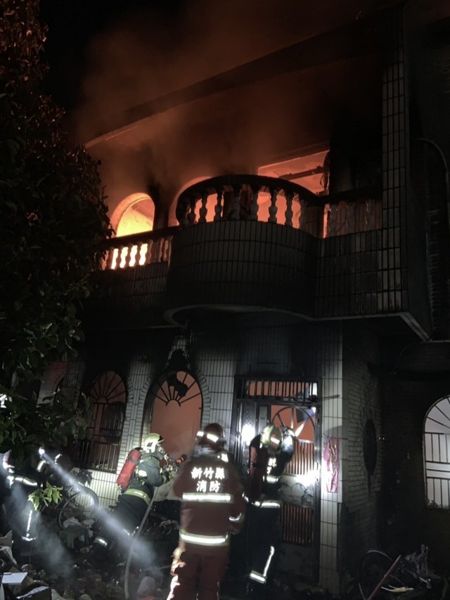 新竹縣竹北市東海三街上的透天厝，今天凌晨發生嚴重火警。（記者廖雪茹翻攝）