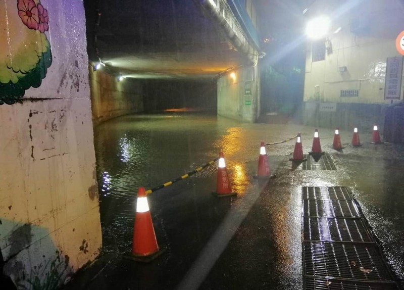 彰化市大度橋旁機車道淹水，警方拉起封鎖線。（記者湯世名翻攝）
