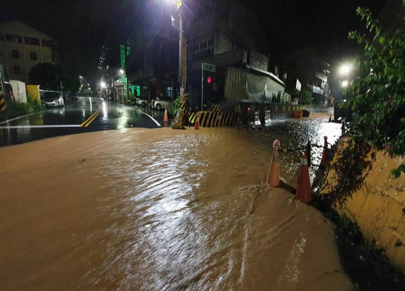 豪大雨下整夜，彰化縣多個鄉鎮市淹水。（記者湯世名翻攝）