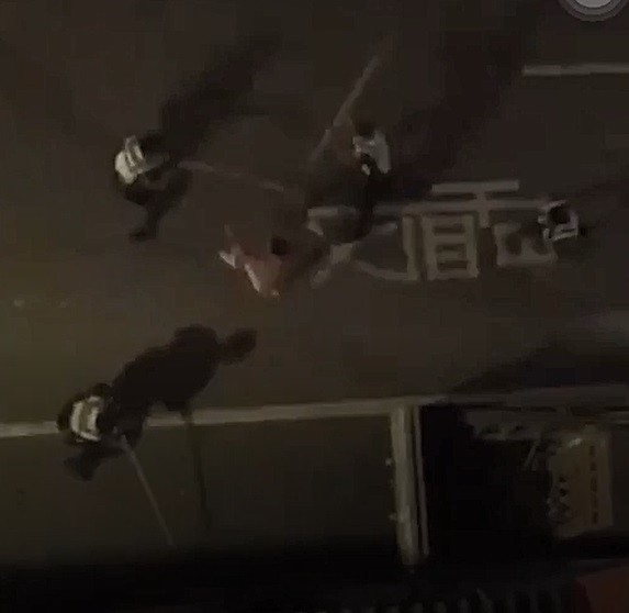 優勢警力制伏砸車男。（取自~~我愛鹿港小鎮~~）