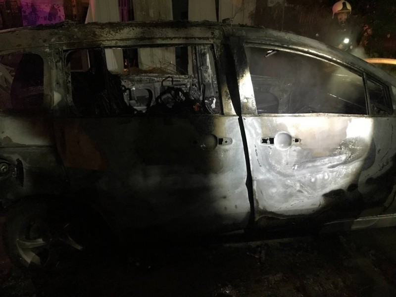 台中一輛休旅車今天凌晨起火燃燒,整輛車燒成廢鐵,並在車內發現1具焦屍。(記者陳建志翻攝) 台中一輛休旅車今天凌晨起火燃燒,整輛車燒成廢鐵,並在車內發現1具焦屍。(記者陳建志翻攝)