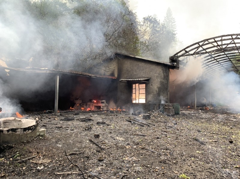 苗縣造橋思源煙火傳爆炸，2人受傷，消防人員全力灌救中。（圖由苗栗縣消防局提供）