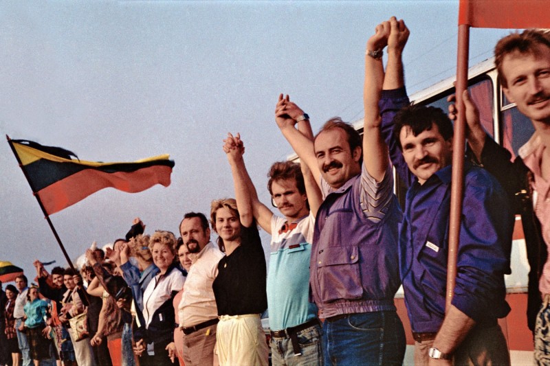 1989年波羅的海三小國一共只有800萬人口，卻由大約200萬人手牽手組成一個長度超675公里的人鏈，橫跨國境，連接三國首都，抗議蘇聯佔領，喚起世人對三國歷史的關心。（圖擷取自維基百科）