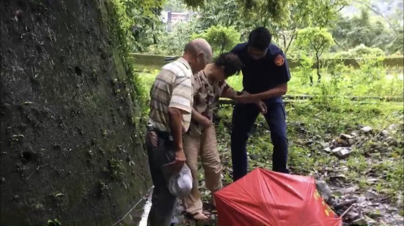 員警扶起迷途的何婦。（記者歐素美翻攝）