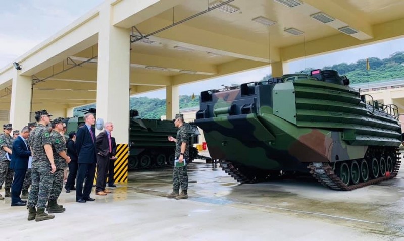 AIT處長酈英傑今天南下進行高雄一日遊，高調參觀台灣海軍基地，探訪美國售台的兩棲突擊車與驅逐艦。（取自AIT臉書）